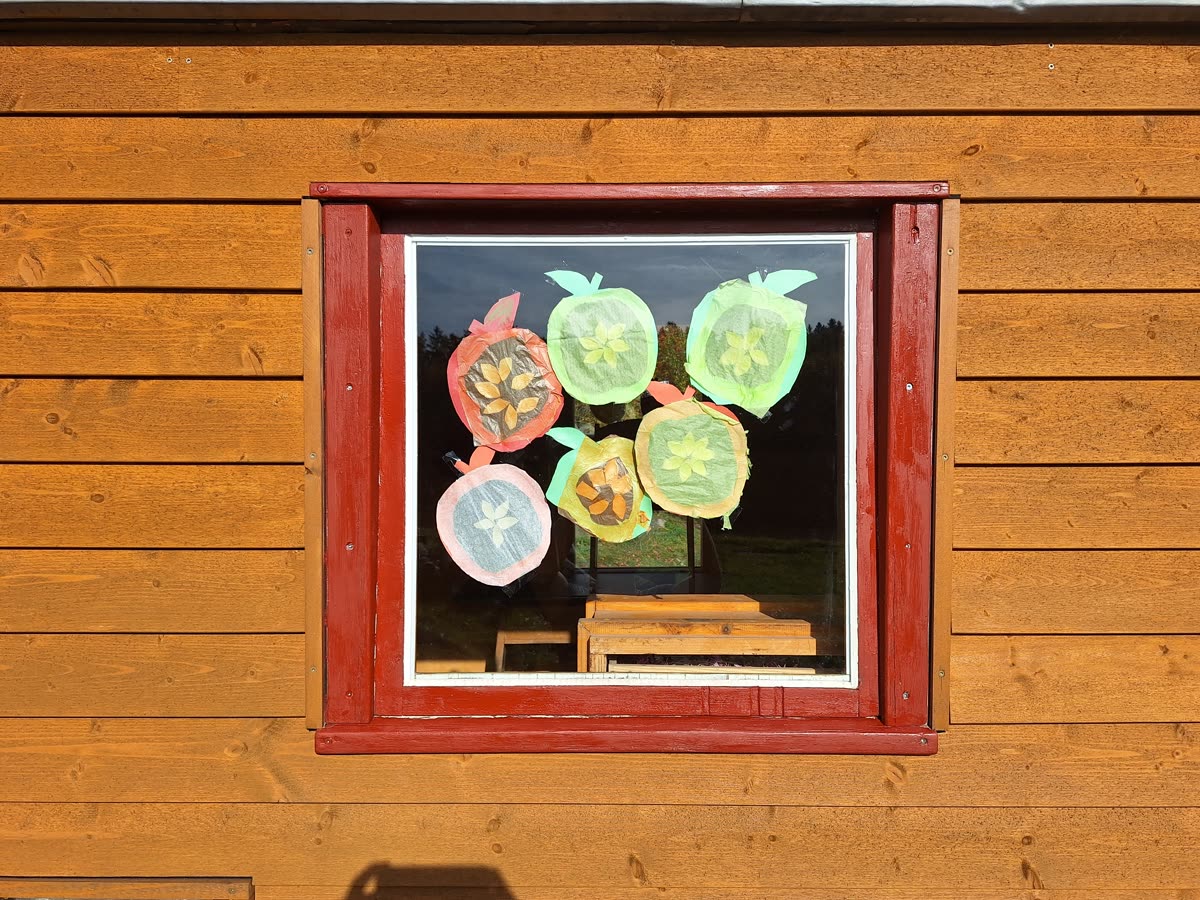 Bauwagenfenster mit gebastelten Blättern aus Transparentpapier