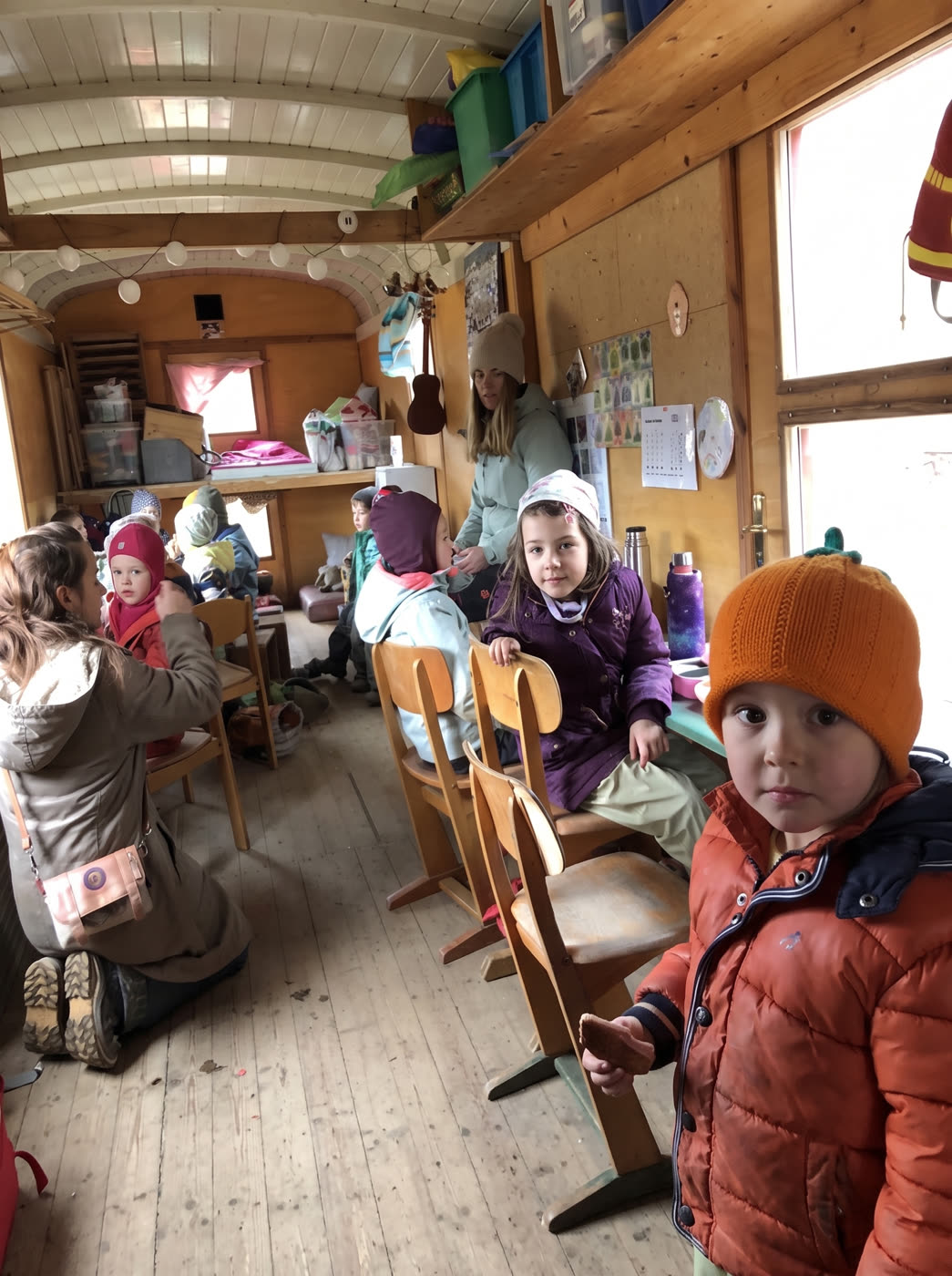 Kinder im warmen Bauwagen an einem regnerischen Tag